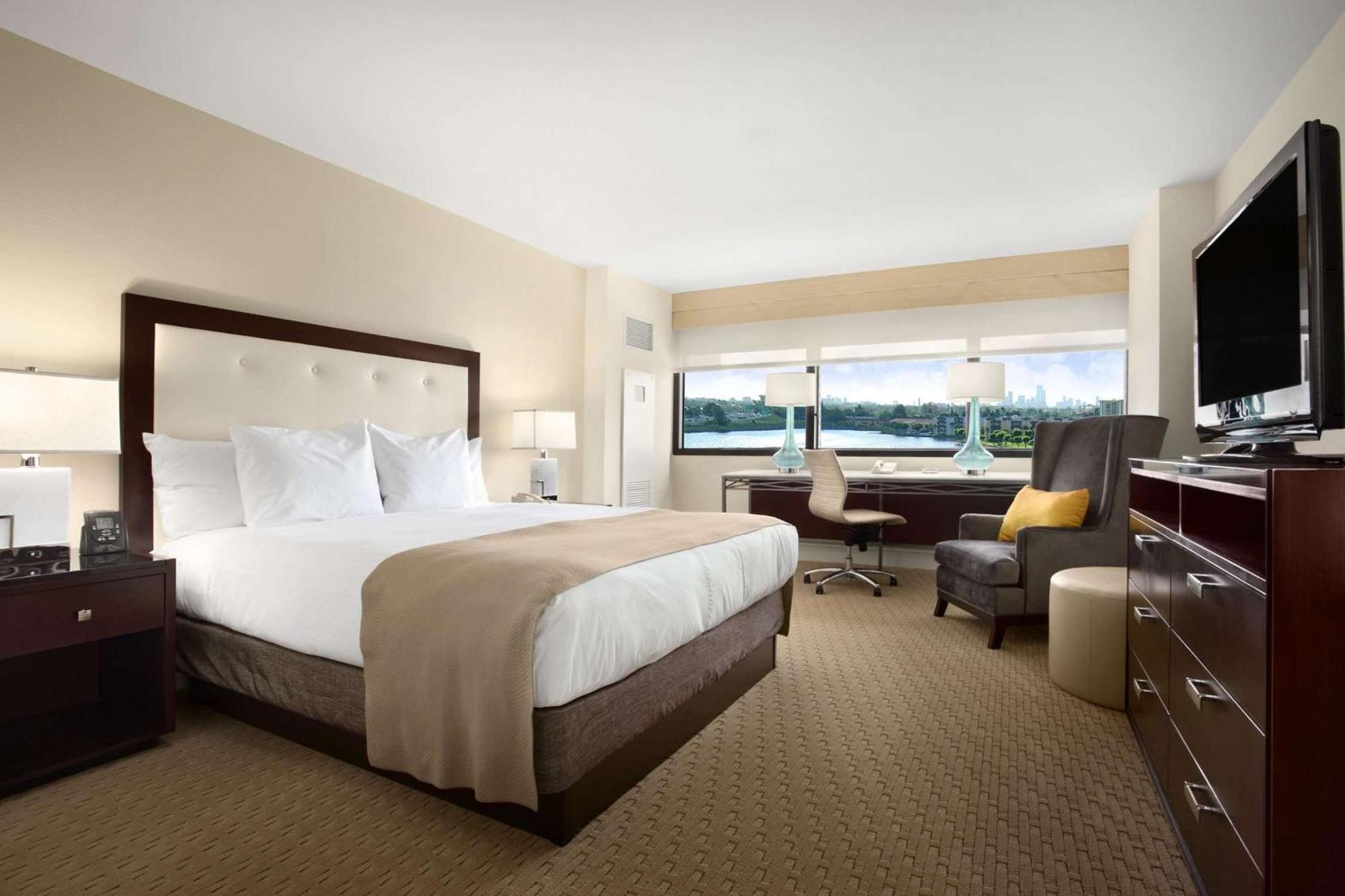 Hilton Miami Airport Blue Lagoon Miami Springs Exterior photo