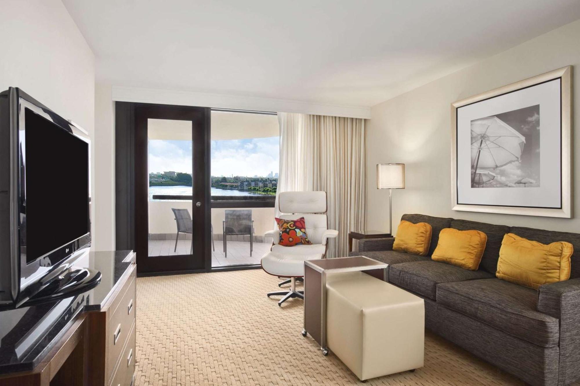 Hilton Miami Airport Blue Lagoon Miami Springs Exterior photo