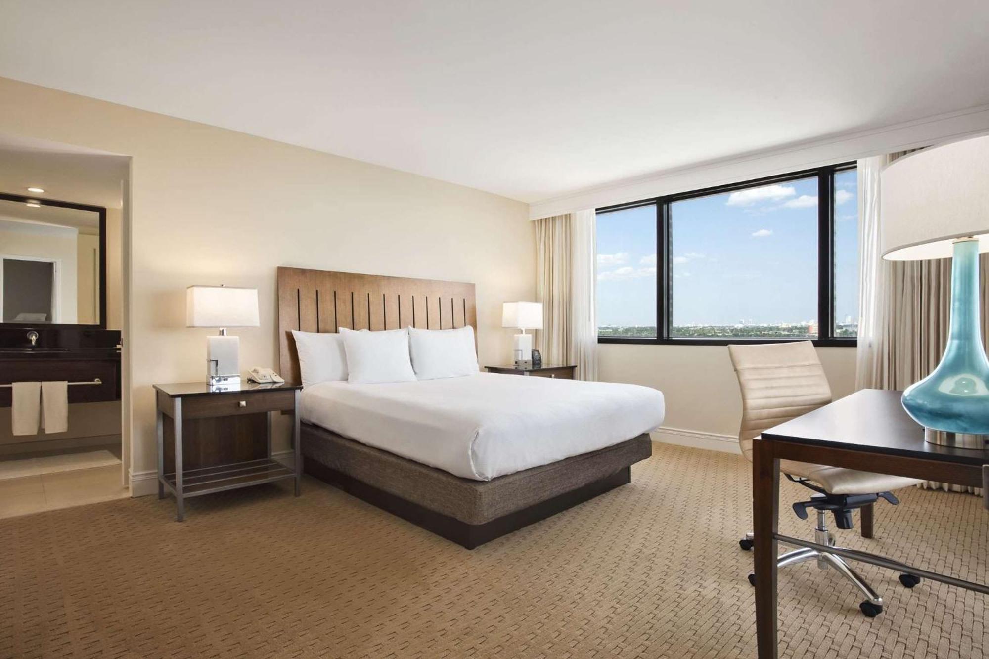 Hilton Miami Airport Blue Lagoon Miami Springs Exterior photo
