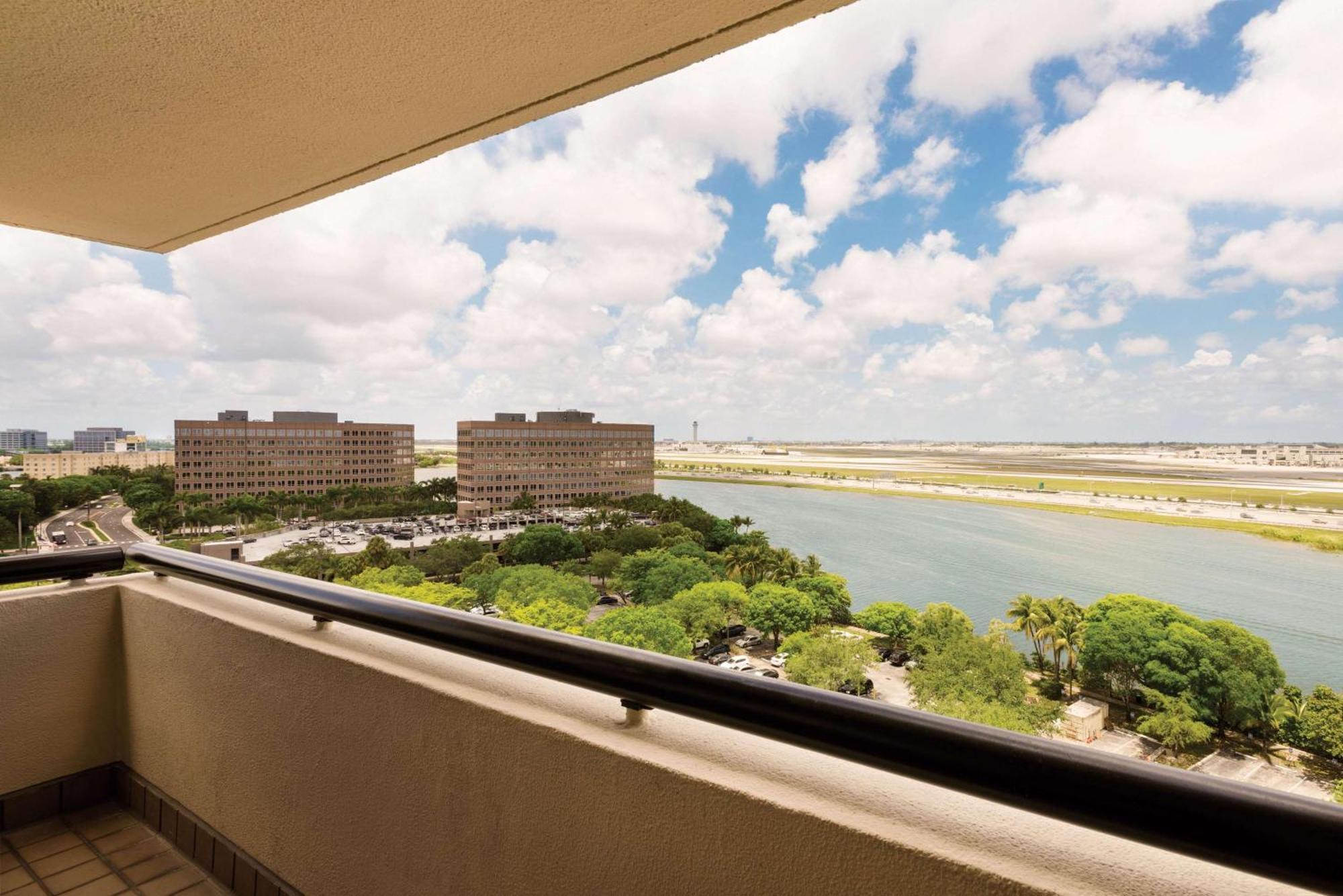 Hilton Miami Airport Blue Lagoon Miami Springs Exterior photo